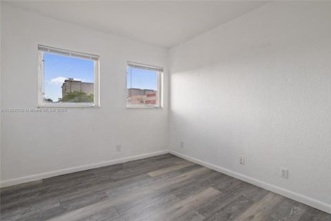 Townhouse in Opa-locka, Florida 3 bedrooms, 117.34 sq.m. № 1871321 - photo 16