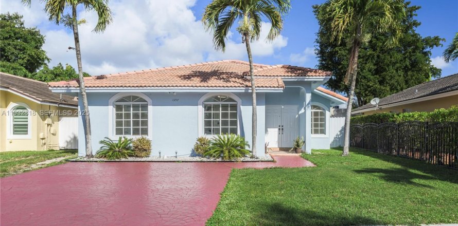 House in Miami, Florida 3 bedrooms, 116.69 sq.m. № 1991666