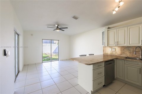 House in Miami, Florida 3 bedrooms, 116.69 sq.m. № 1991666 - photo 6