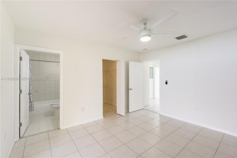 House in Miami, Florida 3 bedrooms, 116.69 sq.m. № 1991666 - photo 10