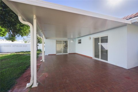 House in Miami, Florida 3 bedrooms, 116.69 sq.m. № 1991666 - photo 3