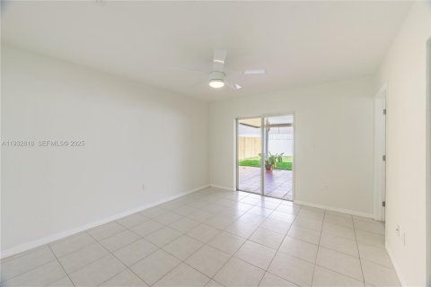 House in Miami, Florida 3 bedrooms, 116.69 sq.m. № 1991666 - photo 9