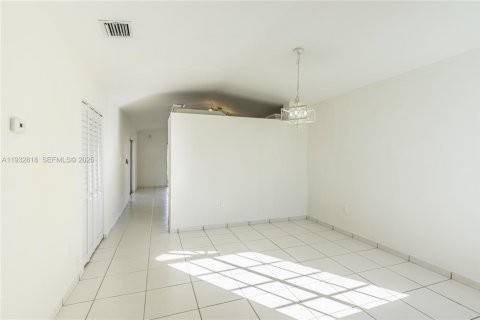 House in Miami, Florida 3 bedrooms, 116.69 sq.m. № 1991666 - photo 4