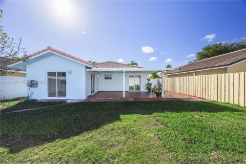House in Miami, Florida 3 bedrooms, 116.69 sq.m. № 1991666 - photo 2