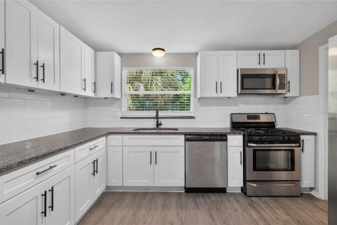 House in Winter Haven, Florida 4 bedrooms, 97.36 sq.m. № 2204108 - photo 15