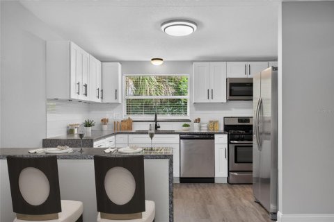 House in Winter Haven, Florida 4 bedrooms, 97.36 sq.m. № 2204108 - photo 12
