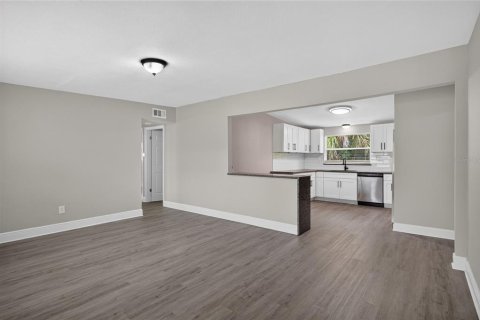 House in Winter Haven, Florida 4 bedrooms, 97.36 sq.m. № 2204108 - photo 6