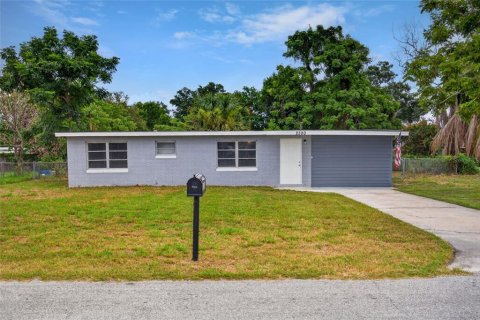 House in Winter Haven, Florida 4 bedrooms, 97.36 sq.m. № 2204108