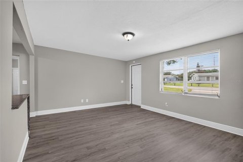 House in Winter Haven, Florida 4 bedrooms, 97.36 sq.m. № 2204108 - photo 9
