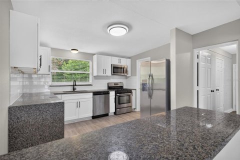 House in Winter Haven, Florida 4 bedrooms, 97.36 sq.m. № 2204108 - photo 11