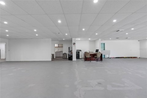 Immobilier commercial à louer à Tampa, Floride: 348.76 m2 № 1843383 - photo 6