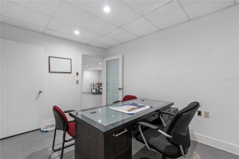 Propiedad comercial en alquiler en Tampa, Florida, 348.76 m2 № 1843383 - foto 9