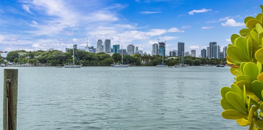 Кондоминиум с 1 спальней в Майами, Флорида № 1989567