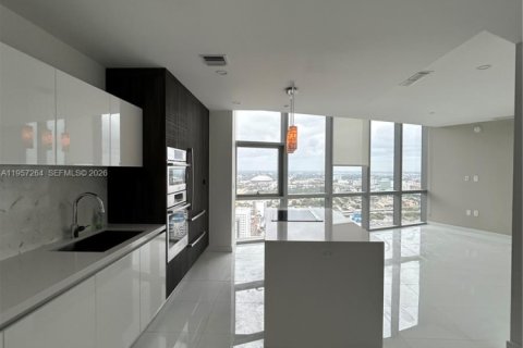 Condominio en alquiler en Miami, Florida, 1 dormitorio, 87.05 m2 № 2011251 - foto 2