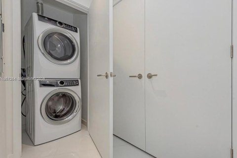 Condominio en alquiler en Miami, Florida, 1 dormitorio, 87.05 m2 № 2011251 - foto 19