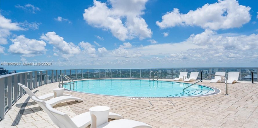 Condominio en Miami, Florida, 1 dormitorio  № 2011251