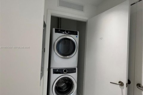 Condominio en alquiler en Miami, Florida, 1 dormitorio, 87.05 m2 № 2011251 - foto 7