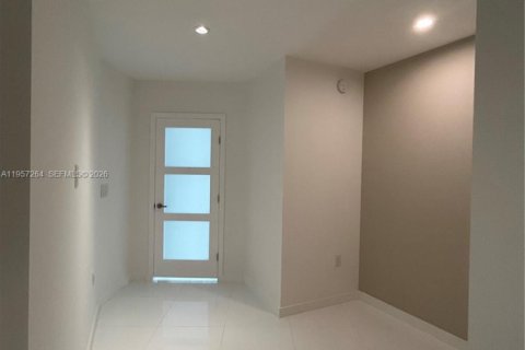 Condominio en alquiler en Miami, Florida, 1 dormitorio, 87.05 m2 № 2011251 - foto 5