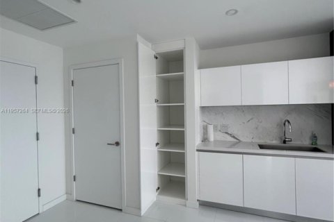 Condominio en alquiler en Miami, Florida, 1 dormitorio, 87.05 m2 № 2011251 - foto 6