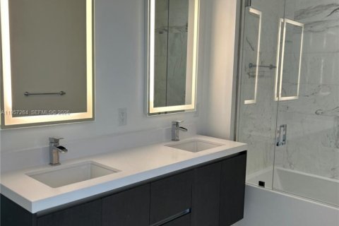 Condominio en alquiler en Miami, Florida, 1 dormitorio, 87.05 m2 № 2011251 - foto 13