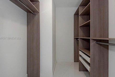 Condominio en alquiler en Miami, Florida, 1 dormitorio, 87.05 m2 № 2011251 - foto 21