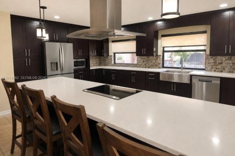 House in Coral Springs, Florida 4 bedrooms, 221.11 sq.m. № 2190455 - photo 4