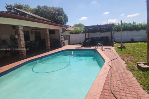 House in Coral Springs, Florida 4 bedrooms, 221.11 sq.m. № 2190455 - photo 2
