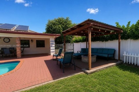 House in Coral Springs, Florida 4 bedrooms, 221.11 sq.m. № 2190455 - photo 12