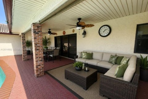 House in Coral Springs, Florida 4 bedrooms, 221.11 sq.m. № 2190455 - photo 3