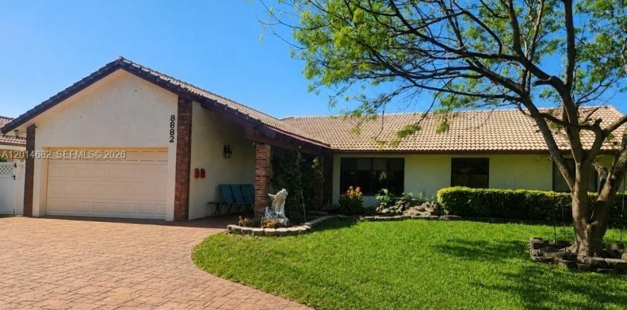 House in Coral Springs, Florida 4 bedrooms, 221.11 sq.m. № 2190455