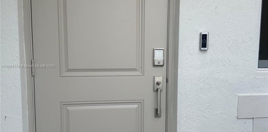 Adosado en Homestead, Florida 3 dormitorios № 1946065