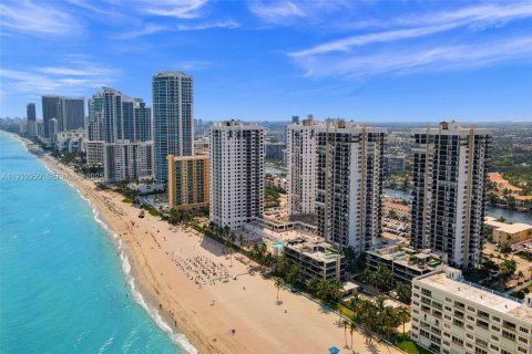 Condominio en venta en Hollywood, Florida, 2 dormitorios, 111.3 m2 № 1989142 - foto 30