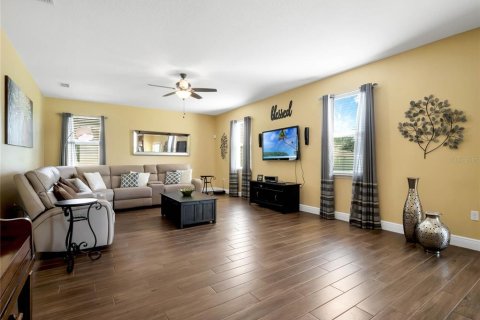 House in Apopka, Florida 5 bedrooms, 401.52 sq.m. № 1734748 - photo 9