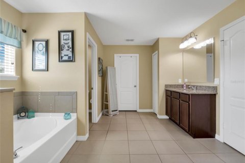 House in Apopka, Florida 5 bedrooms, 401.52 sq.m. № 1734748 - photo 22