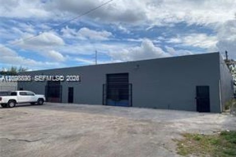 Commercial property in Miami, Florida № 2399973