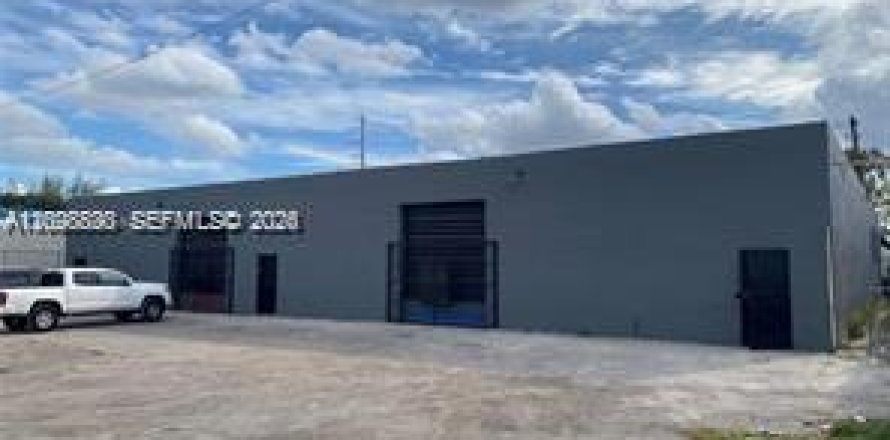 Commercial property in Miami, Florida № 2399973