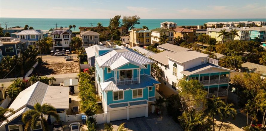 House in Bradenton Beach, Florida 7 bedrooms, 257.9 sq.m. № 1817309