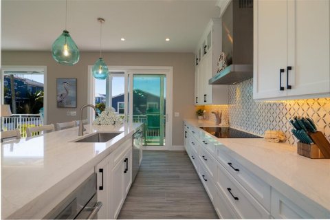 House in Bradenton Beach, Florida 7 bedrooms, 257.9 sq.m. № 1817309 - photo 12