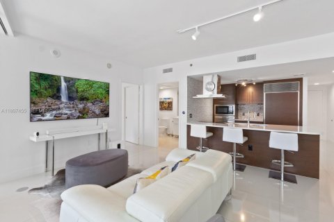 Condo in Miami, Florida, 2 bedrooms  № 2061513 - photo 6