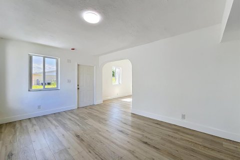 Villa ou maison à vendre à Miami, Floride: 4 chambres, 176.14 m2 № 2307986 - photo 19