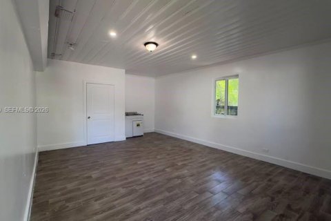 Commercial property in Miami, Florida 1 bedroom, 118.26 sq.m. № 2265545 - photo 2