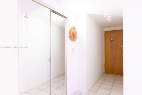 Condo in Miami Beach, Florida № 2031836 - photo 14