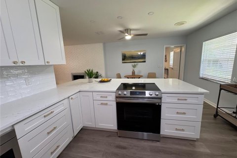 House in Tampa, Florida 4 bedrooms, 195.75 sq.m. № 1824512 - photo 13