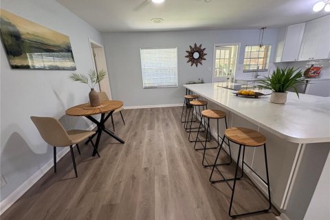 House in Tampa, Florida 4 bedrooms, 195.75 sq.m. № 1824512 - photo 3