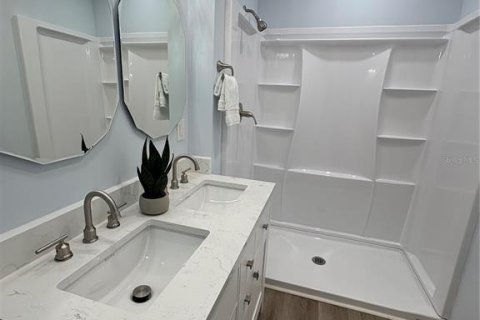 House in Tampa, Florida 4 bedrooms, 195.75 sq.m. № 1824512 - photo 17