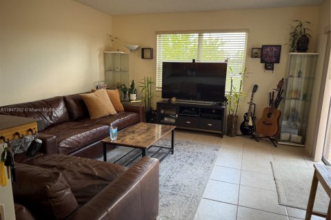 House in Sunrise, Florida 3 bedrooms, 168.62 sq.m. № 1848276 - photo 10