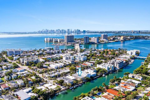 Condo in Miami Beach, Florida, 3 bedrooms  № 1991342 - photo 1