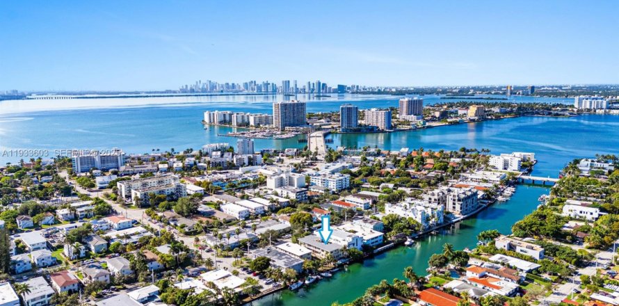 Condo in Miami Beach, Florida, 3 bedrooms  № 1991342