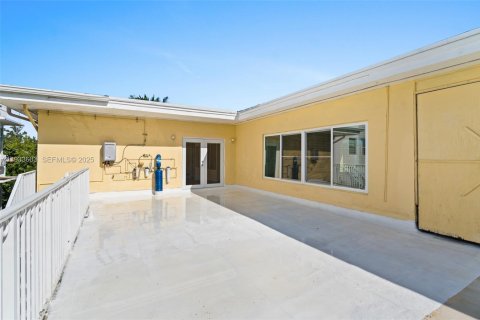 Condo in Miami Beach, Florida, 3 bedrooms  № 1991342 - photo 13