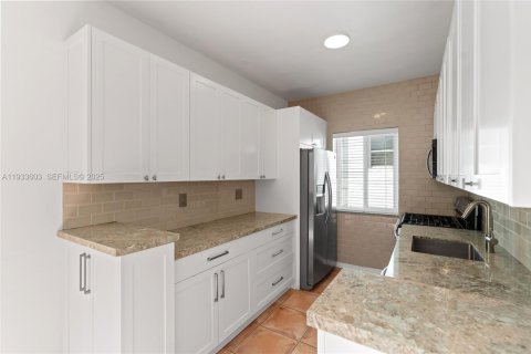 Condo in Miami Beach, Florida, 3 bedrooms  № 1991342 - photo 11